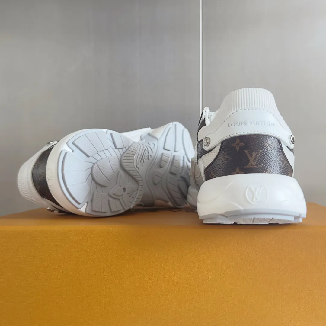Top version: Couple model 640💰 LV Louis Vuitton L House Donkey Brand Latest Olympia Series Couple Model Silver Horn King Casual Sports Shoes Running Shoes This LV Olympia sports shoe combines mesh fabric and metallic synthetic leather and other technical fabrics to reinterpret the classic running shoe design with a neat and simple design. Lightweight EVA outsole provides a stretchy fit. Rich details such as Monogram embossing and LV letters establish recognition. Exquisite packaging at the delivery counter🛍📦 ▪️Fabric: original imported technical fabric + mesh ▪️Inner lining: original customized breathable mesh ▪️Sole: original molded rubber foam material ▪️Sole thickness: 3.5CM ▪️Size: women's 35-40 / men's 39-44